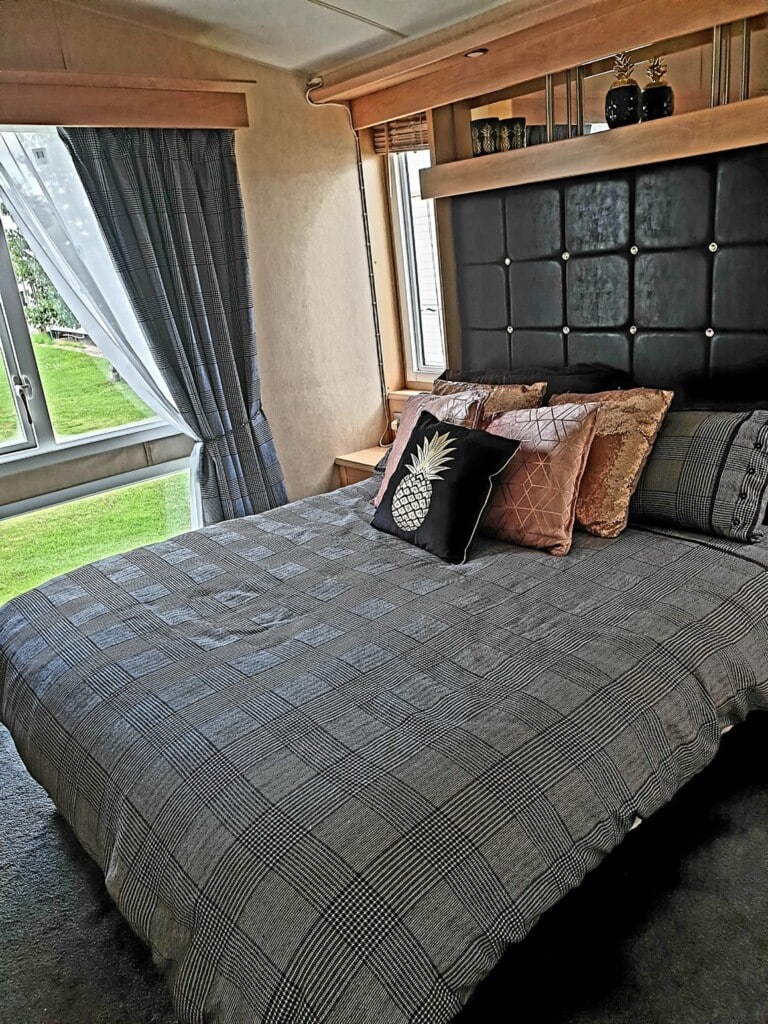 Bedroom with a double bed and cushions at Comfy Accommodations